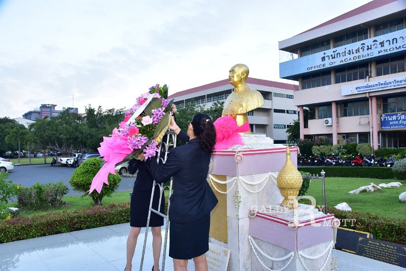 20241022-lay-a-wreath-049.JPG
