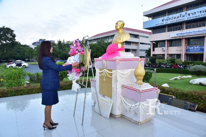 20241022-lay-a-wreath-054.JPG