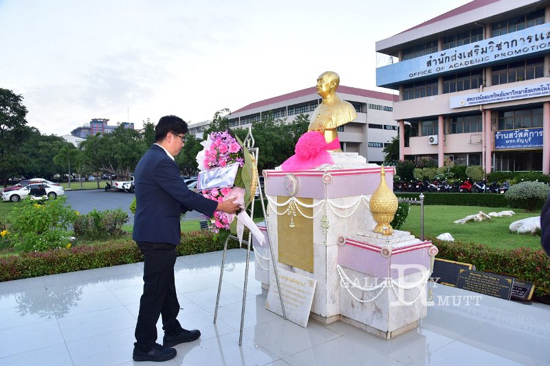 20241022-lay-a-wreath-057.JPG