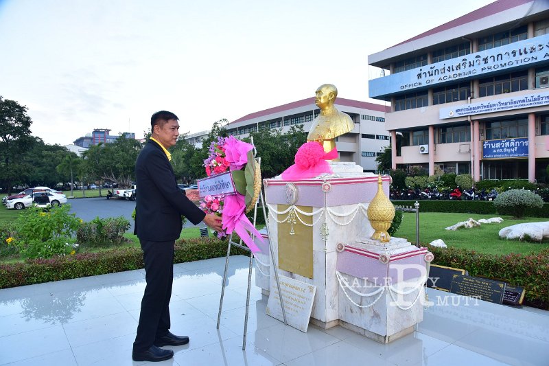 20241022-lay-a-wreath-067.JPG