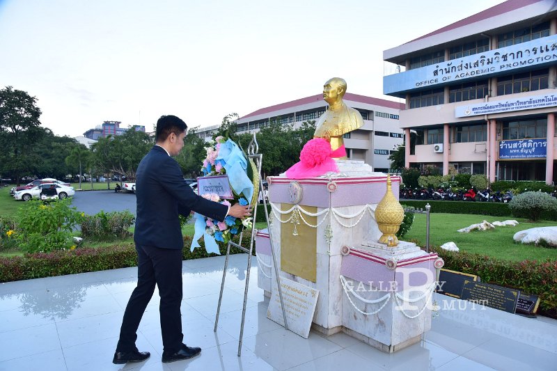 20241022-lay-a-wreath-076.JPG