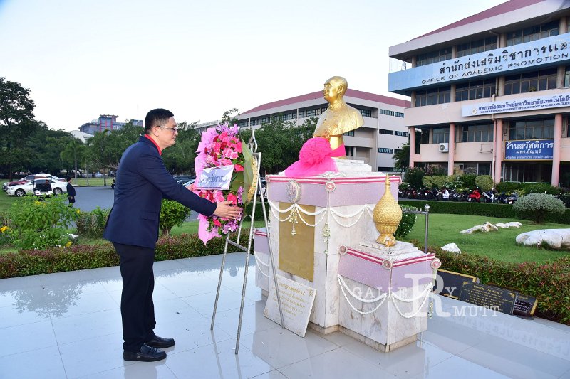 20241022-lay-a-wreath-091.JPG