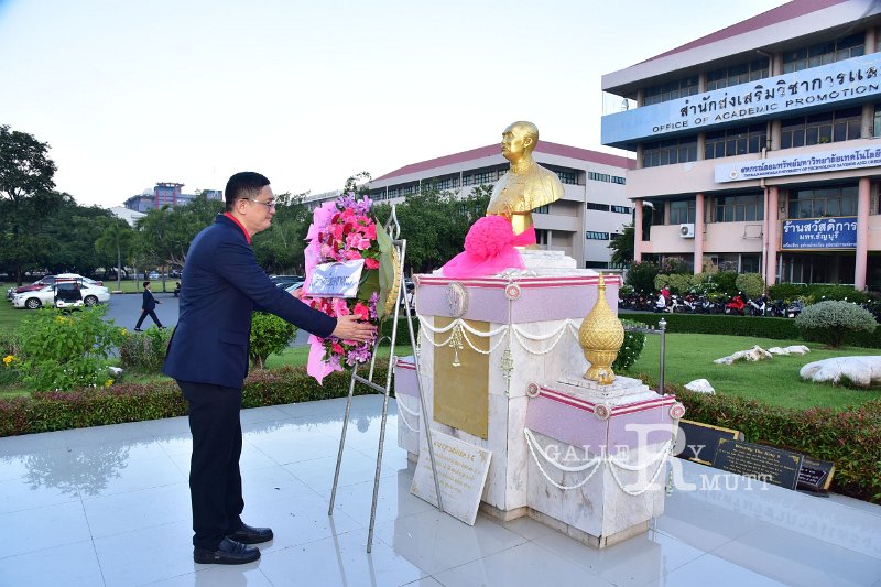20241022-lay-a-wreath-092.JPG