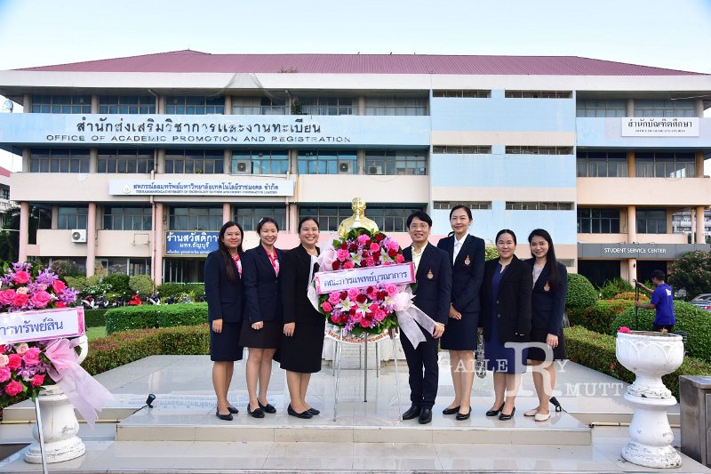 20241022-lay-a-wreath-160.JPG