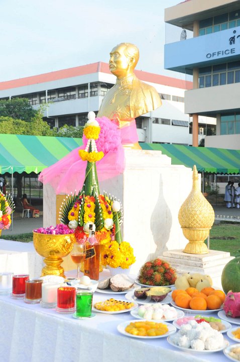 DSC_4584.jpg - ซ้อมใหญ่พิธีพระราชทานปริญญาบัตรฯ มหาวิทยาลัยเทคโนโลยีราชมงคลประจำปีการศึกษา 2553 (ช่วงเช้า วันที่ 20 04 55)