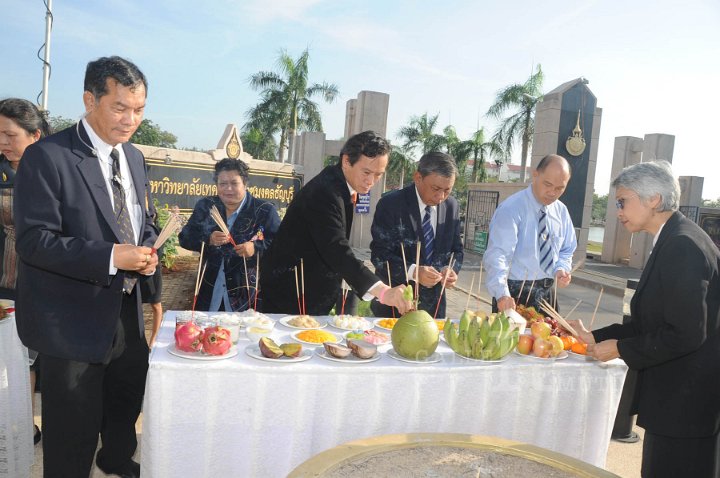 DSC_4775.jpg - ซ้อมใหญ่พิธีพระราชทานปริญญาบัตรฯ มหาวิทยาลัยเทคโนโลยีราชมงคลประจำปีการศึกษา 2553 (ช่วงเช้า วันที่ 20 04 55)