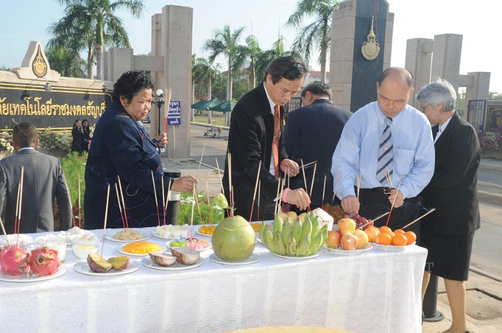DSC_4777.jpg - ซ้อมใหญ่พิธีพระราชทานปริญญาบัตรฯ มหาวิทยาลัยเทคโนโลยีราชมงคลประจำปีการศึกษา 2553 (ช่วงเช้า วันที่ 20 04 55)