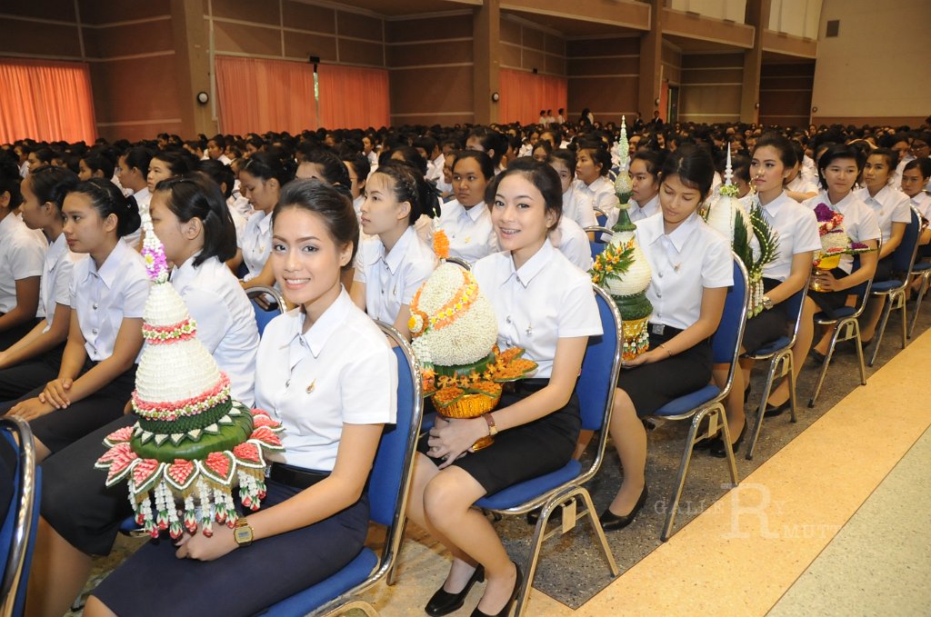 DSC_1930.JPG - พิธีไหว้ครู ประจำปีการศึกษา 2555