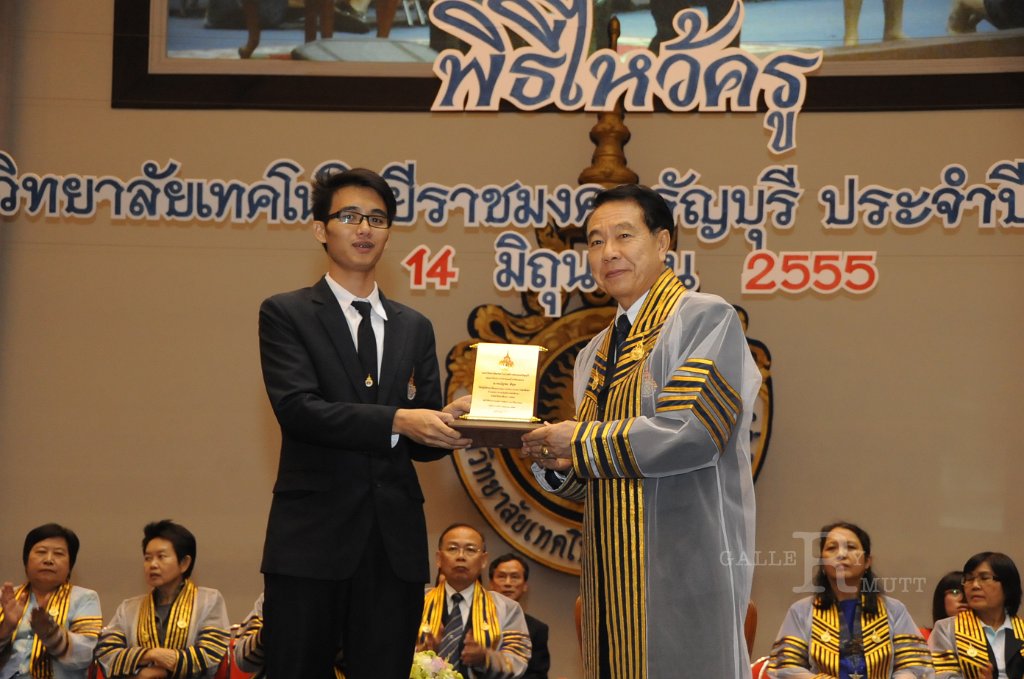 DSC_2022.JPG - พิธีไหว้ครู ประจำปีการศึกษา 2555