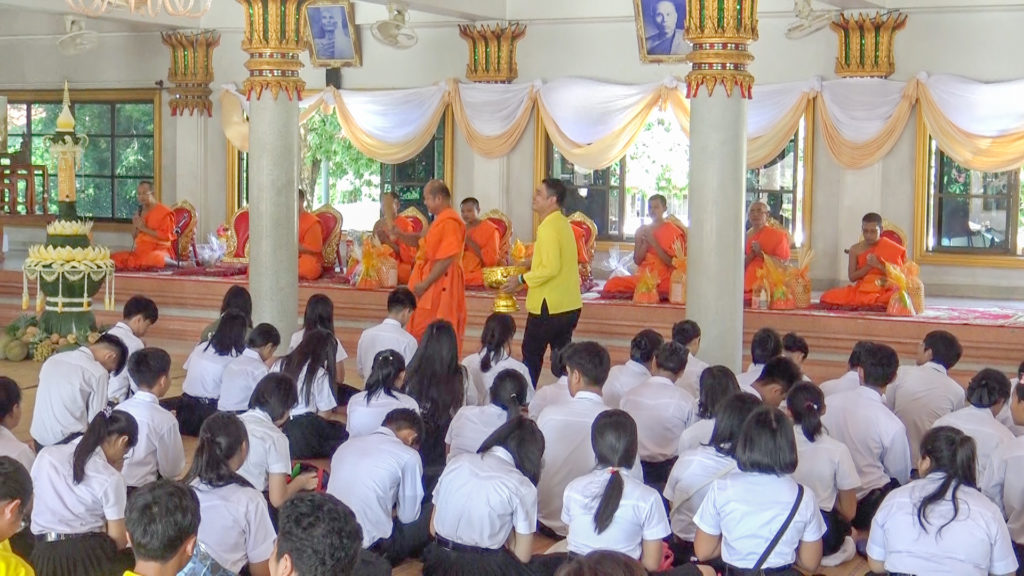 มทร.ธัญบุรี ร่วมสืบสานประเพณีไทย นำนักศึกษาชั้นปีที่ 1 แห่เทียนพรรษา เพื่อให้นักศึกษา เห็นความสำคัญ และมีส่วนร่วมในกิจกรรมวันอาสาฬหบูชาและวันเข้าพรรษา