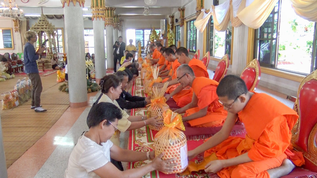 มทร.ธัญบุรี ร่วมสืบสานประเพณีไทย นำนักศึกษาชั้นปีที่ 1 แห่เทียนพรรษา เพื่อให้นักศึกษา เห็นความสำคัญ และมีส่วนร่วมในกิจกรรมวันอาสาฬหบูชาและวันเข้าพรรษา