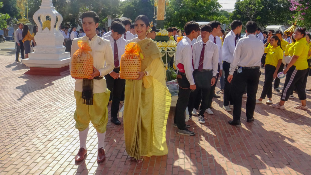 มทร.ธัญบุรี ร่วมสืบสานประเพณีไทย นำนักศึกษาชั้นปีที่ 1 แห่เทียนพรรษา เพื่อให้นักศึกษา เห็นความสำคัญ และมีส่วนร่วมในกิจกรรมวันอาสาฬหบูชาและวันเข้าพรรษา