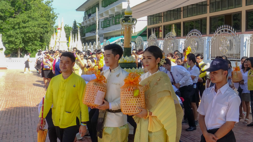 มทร.ธัญบุรี ร่วมสืบสานประเพณีไทย นำนักศึกษาชั้นปีที่ 1 แห่เทียนพรรษา เพื่อให้นักศึกษา เห็นความสำคัญ และมีส่วนร่วมในกิจกรรมวันอาสาฬหบูชาและวันเข้าพรรษา