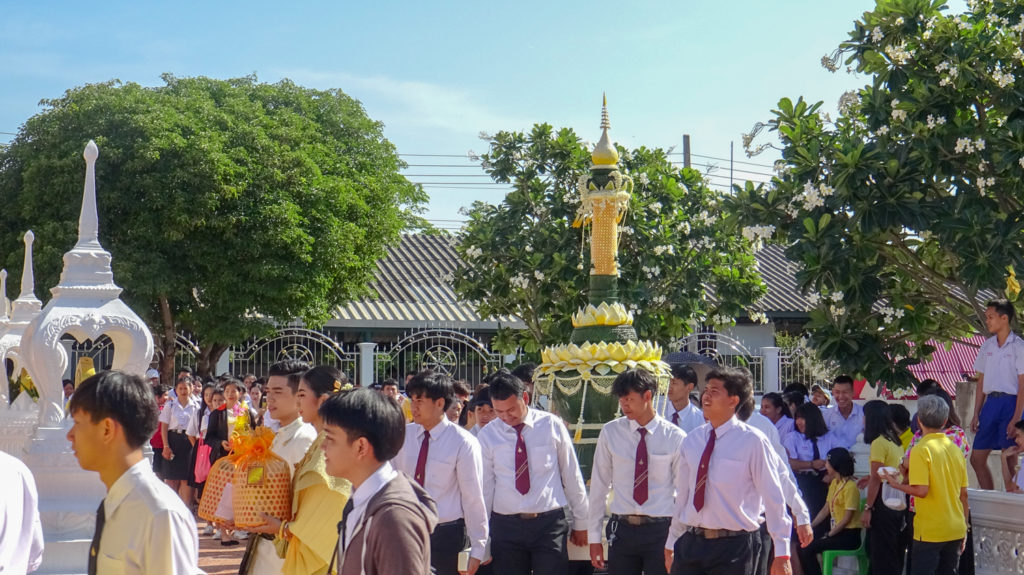 มทร.ธัญบุรี ร่วมสืบสานประเพณีไทย นำนักศึกษาชั้นปีที่ 1 แห่เทียนพรรษา เพื่อให้นักศึกษา เห็นความสำคัญ และมีส่วนร่วมในกิจกรรมวันอาสาฬหบูชาและวันเข้าพรรษา