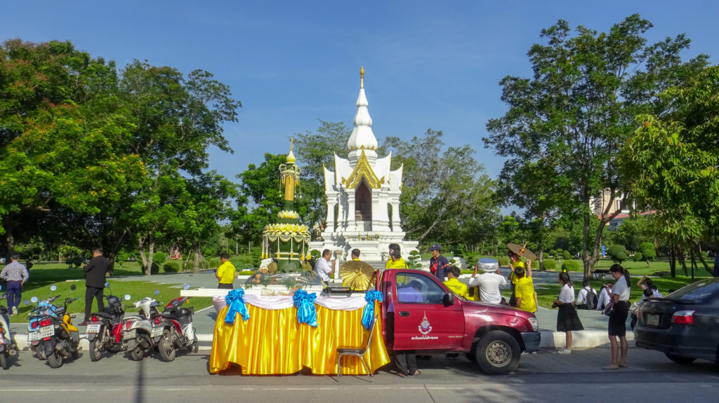 มทร.ธัญบุรี ร่วมสืบสานประเพณีไทย นำนักศึกษาชั้นปีที่ 1 แห่เทียนพรรษา เพื่อให้นักศึกษา เห็นความสำคัญ และมีส่วนร่วมในกิจกรรมวันอาสาฬหบูชาและวันเข้าพรรษา