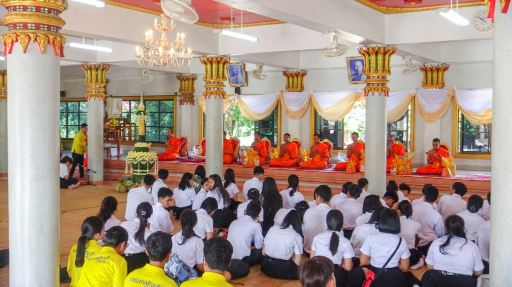 มทร.ธัญบุรี ร่วมสืบสานประเพณีไทย นำนักศึกษาชั้นปีที่ 1 แห่เทียนพรรษา เพื่อให้นักศึกษา เห็นความสำคัญ และมีส่วนร่วมในกิจกรรมวันอาสาฬหบูชาและวันเข้าพรรษา