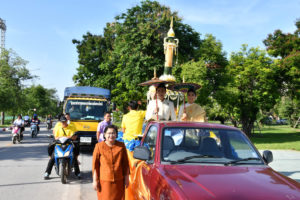 พลอากาศเอกภคชาติ กฤษณะพันธุ์ ที่ปรึกษา มทร.ธัญบุรี เป็นประธานในพิธีถวายเทียนพรรษา