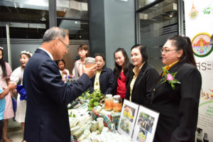 รศ.ดร.ประเสริฐ ปิ่นปฐมรัฐ สมาชิกวุฒิสภา เปิดนิทรรศการ “โครงการพัฒนาผู้ประกอบการด้านการผลิตผลิตภัณฑ์ด้านสมุนไพร”