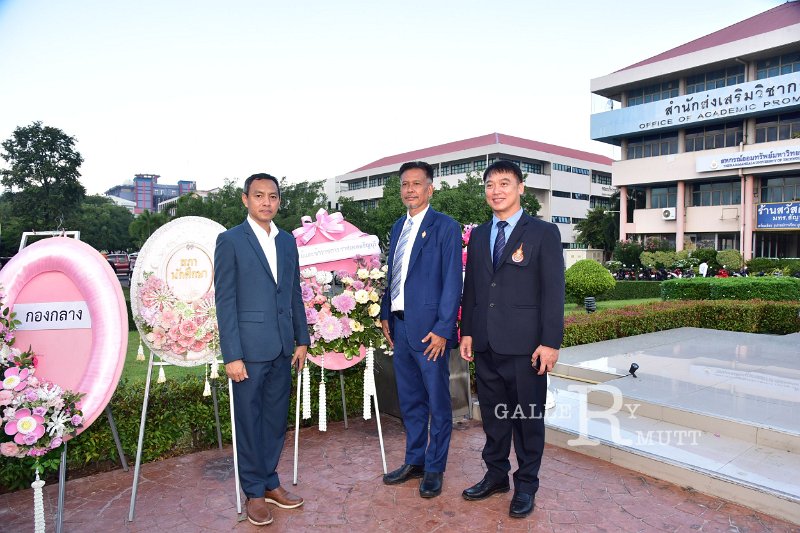 20241022-lay-a-wreath-135.JPG