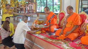 มทร.ธัญบุรี ร่วมสืบสานประเพณีไทย นำนักศึกษาชั้นปีที่ 1 แห่เทียนพรรษา เพื่อให้นักศึกษา เห็นความสำคัญ และมีส่วนร่วมในกิจกรรมวันอาสาฬหบูชาและวันเข้าพรรษา